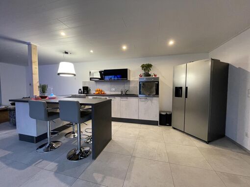 In Lommatzsch steht diese Küche, sie ist in einem großen Raum minimalistisch gehalten weil sie nur als Ausweichküche dient.
