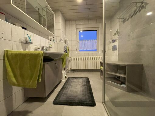 Dieses Bad sollte in Mügeln altersgerecht umgebaut werden. Die Badewanne kam raus, eine neue Dusche und kleine Möbel rein.